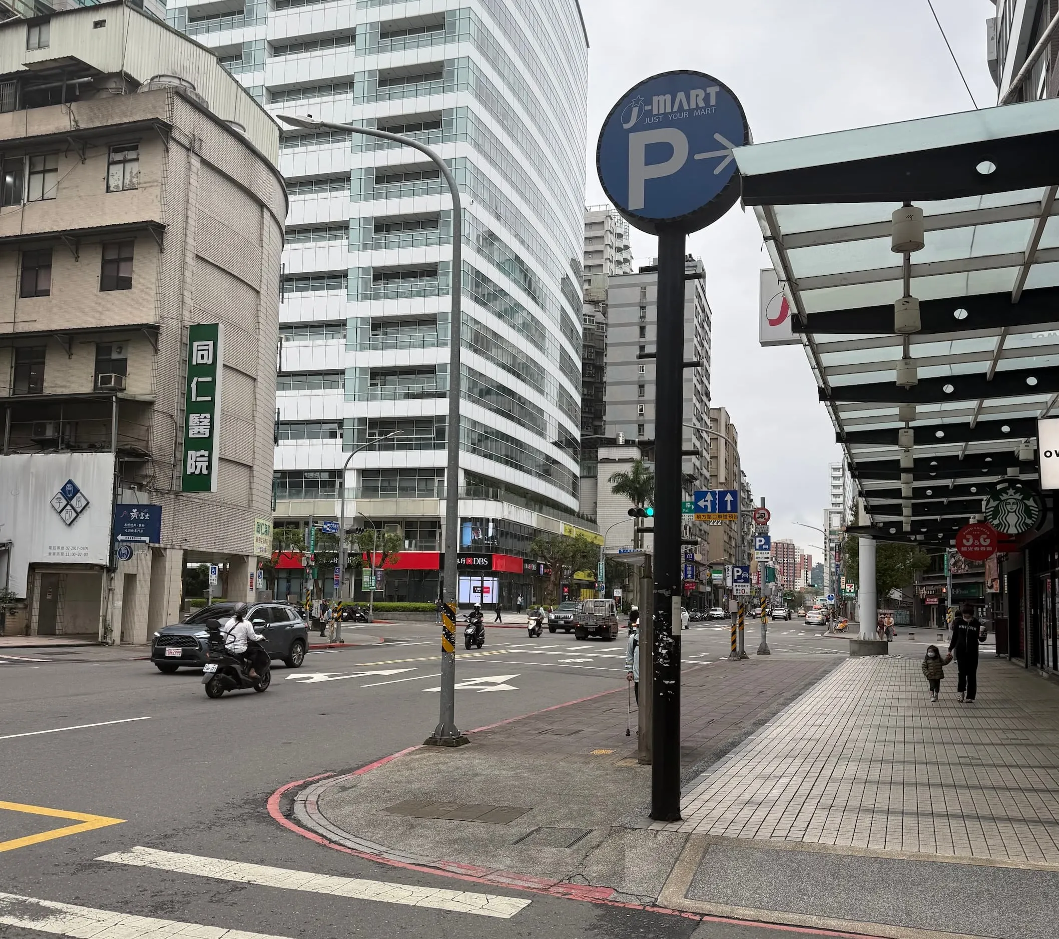 Times J-MART 佳瑪新店店停車場外觀